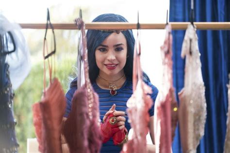 Interview Descendants 2 Sofia Carson Talks Evie Fashion And The New Vks