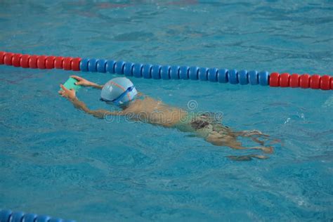 Niño Pequeño Feliz Que Aprende Nadar En Una Piscina Interior Imagen de