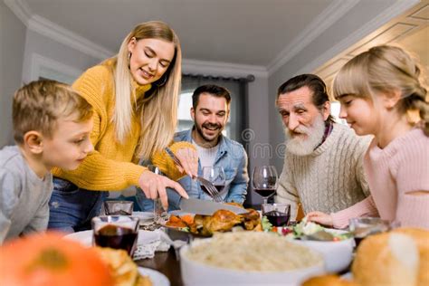 Retrato De Hombre Mayor Cortando Pavo Asado Con Su Feliz Familia