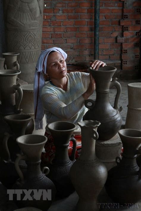 Cham people’s pottery making art named intangible cultural heritage