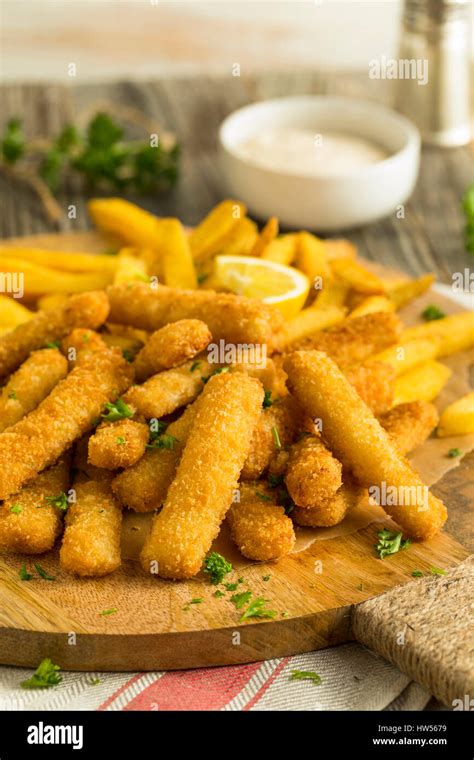 Palitos De Pescado Frito Con Patatas Fritas Listos Para Comer