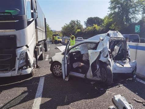 Autopalio Auto Contro Tir Sulla Siena Firenze Un Morto E Cinque Feriti