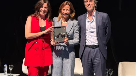 Natalia Chueca Recoge En Madrid El Premio Rbol Que Reconoce La