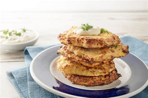 Pilha Do Rosti Torrado Dourado Dos Vegetais Da Couve Flor E Do Parme