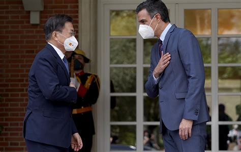 Pedro S Nchez Recibe En Moncloa Al Presidente De La Rep Blica De Corea