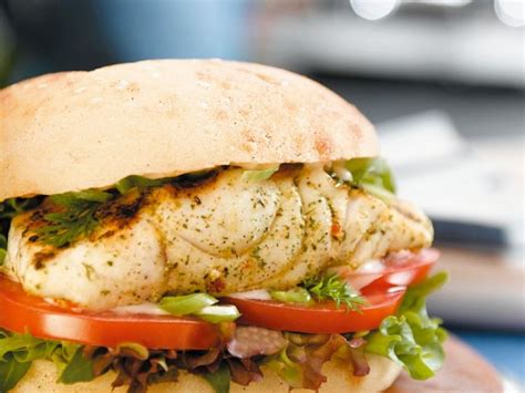 Grilled fish sandwiches Recipe | EatSmarter