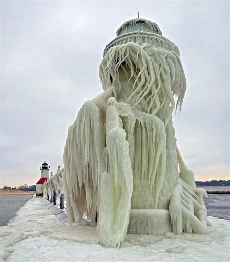 Frozen Lighthouse on Lake Michigan : pics