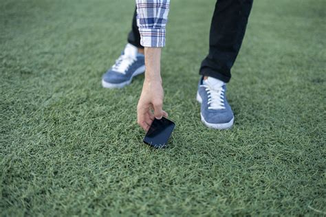 Um Homem Encontrando Celular Perdido Em Parque