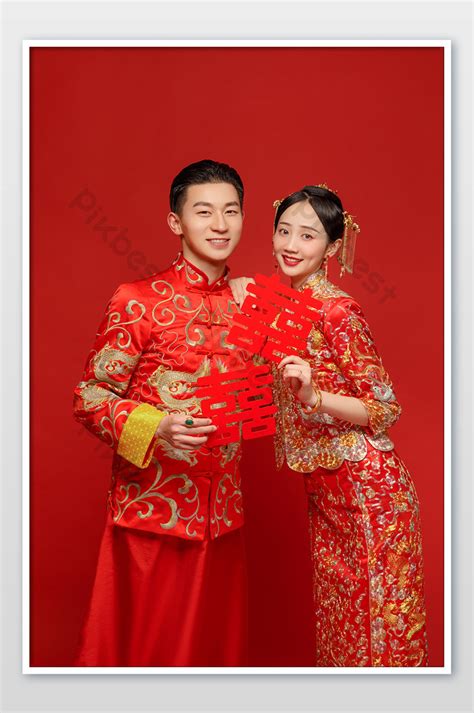 Pengantin Baru Dengan Pakaian Perkahwinan Tradisional Cina Mengambil