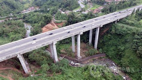 Pengerjaan Perbaikan Jembatan Cisomang Foto Tribunnews