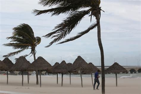 Después de arrasar Haití el huracán Grace degradado a tormenta