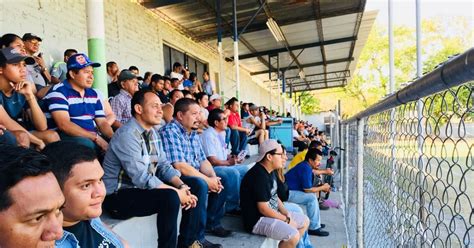 Adán Perdomo visitó al Ilopaneco y apoyó en el estadio La Prensa Gráfica