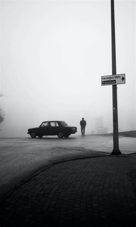 Foto En Escala De Grises Del Hombre Parado Junto Al Coche Fondos De