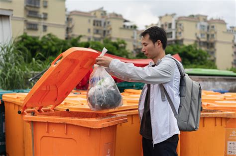 Foto De Homem Asiático Jogando Lixo Em Lata De Lixo E Mais Fotos De