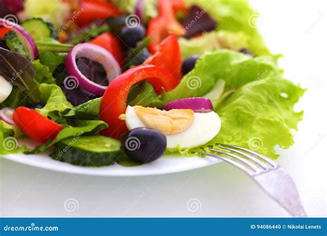 Salada De Legumes Frescos E De Ervas Na Tabela Na Placa Foto De Stock