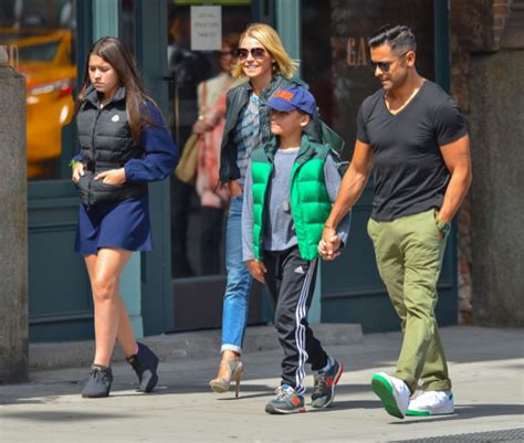 Kelly Ripa & Family Out For Lunch In New York City | Celeb Baby Laundry