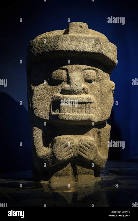 Esculturas De Piedra Precolombinas Se Exhiben En El Museo De San