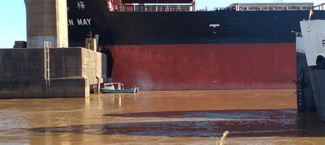 Un gran buque cerealero chocó contra el puente Zárate Brazo Largo