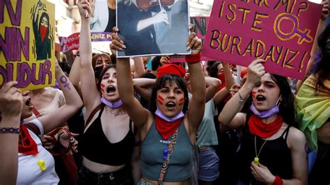 Hundreds Protest Turkeys Decision To Withdraw From The Istanbul