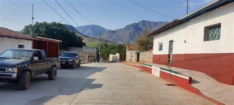 Alcalde Y Vecinos Inauguran Junto La Pavimentaci N De La Calle