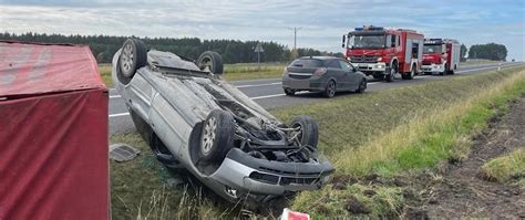 DACHOWANIE POJAZDU OSOBOWEGO Z PRZYCZEPKĄ NA DRODZE KRAJOWEJ NR 78 W