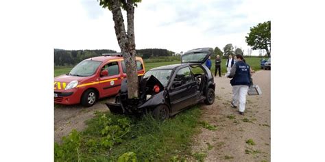 Jura Une Conductrice Sencastre Dans Un Arbre Arsure Arsurette Son