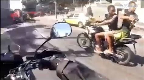 câmera no capacete motociclista é vítima de assalto e filma