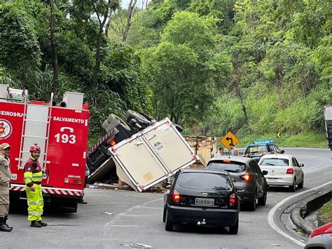 Caminhão Que Transportava Leite Tomba Na Descida Da Serra Das Araras