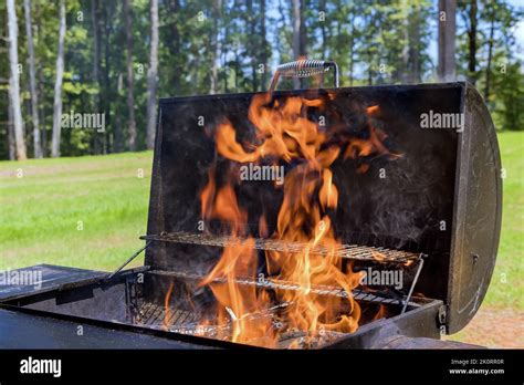 Un ejemplo de cómo preparar una barbacoa para asar carne usando leña y