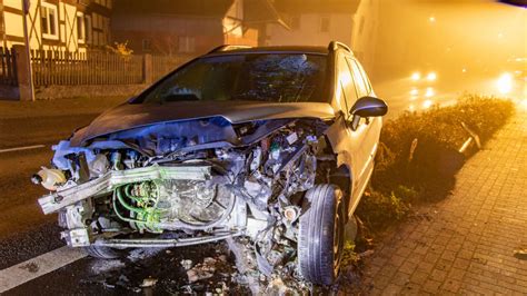 Vogelsberg Auto fängt nach Unfall im Ort Feuer Fahrer schwer verletzt