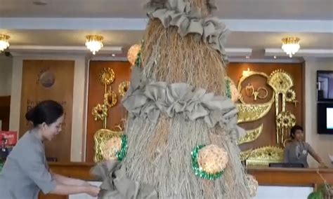 Dekorasi Unik Hotel Di Solo Pajang Pohon Natal Dari Akar Wangi Video