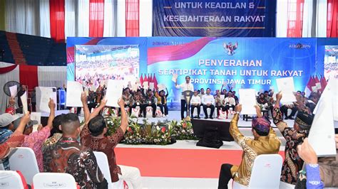 Foto Presiden Jokowi Serahkan Ribuan Sertifikat Tanah Elektronik