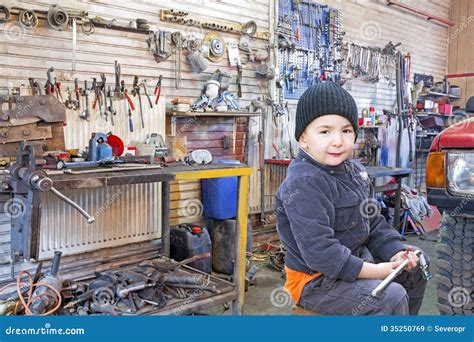 Meccanico Del Bambino Che Lavora Nell Officina Immagine Stock