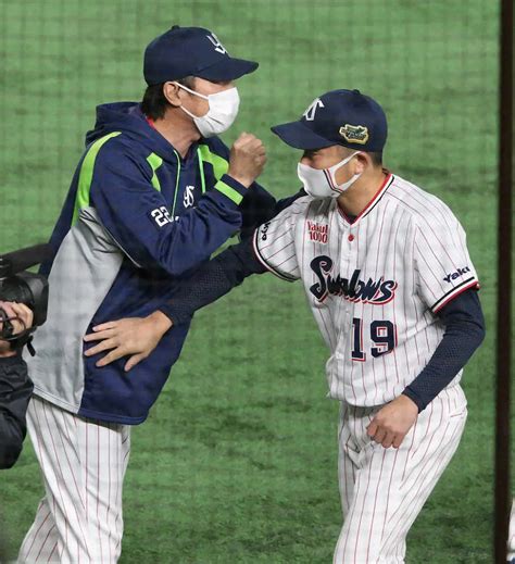 ＜ヤ・オ＞石川（右）を出迎える高津監督（撮影・森沢裕） ― スポニチ Sponichi Annex 野球