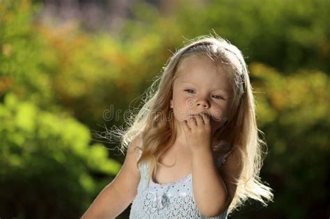 Petite Fille Triste Blonde Photo Stock Image Du Contrari