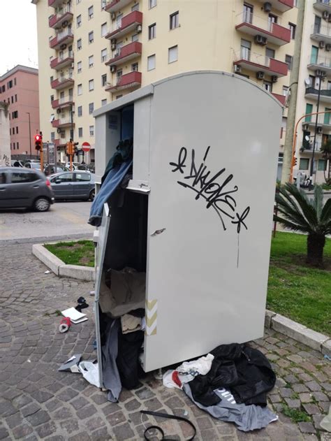 Fuorigrotta Vandalizzati I Bidoni Della Raccolta Degli Abiti Usati