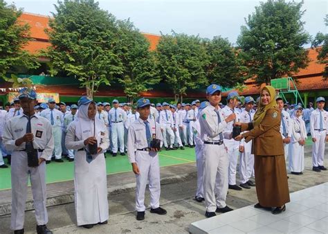 Sma Negeri Tarik Hijaukan Lingkungan Dengan Menanam Bibit Pohon