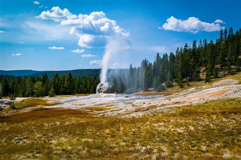 10 Best Hiking Trails in Yellowstone National Park - Take a Walk ...