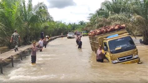 BPBD Riau Distribusikan 12 Perahu Karet Untuk Daerah Terdampak Banjir