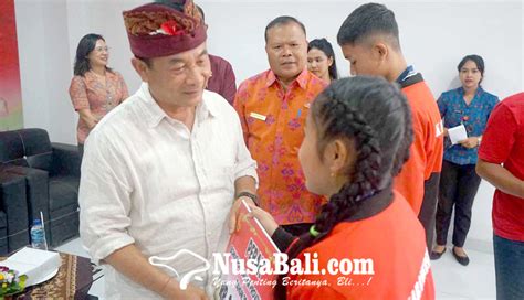 Nusabali Siswa Peraih Medali Porsenijar Terima Bonus