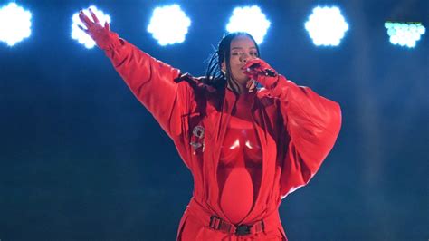 Rihanna Kept Her Pregnancy Secret From Her Back Up Dancers During Rehearsals For The Halftime