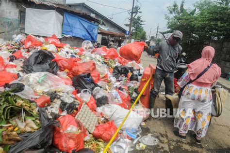 Penumpukan Sampah Di Tps Pasar Kemiri Depok Republika Online