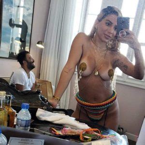 Estrutura Do Palco De Anitta Cai Cantora Se Assusta E Interrompe Show