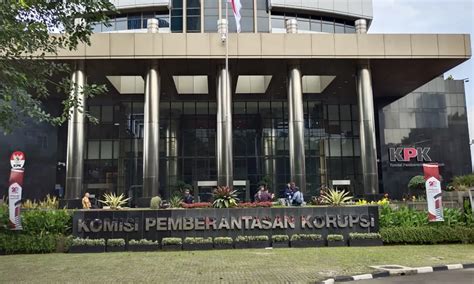 KPK Geledah Kantor Dinas PU Papua Cari Bukti Korupsi Lukas Enembe