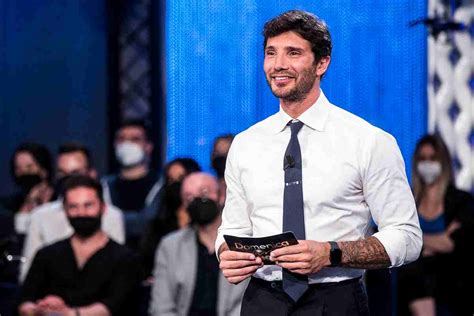 Stefano De Martino sbanca in Rai nessuno però conosce il lavoro che ha