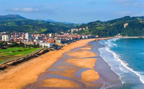 La Playa De Zarautz En Gipuzkoa