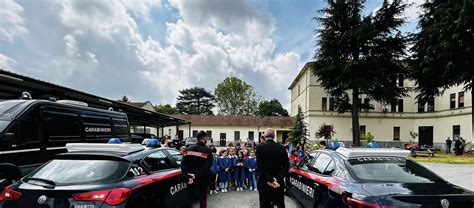 Entrano Nella Caserma Dei Carabinieri Di Pinerolo Gli Scolari Dell