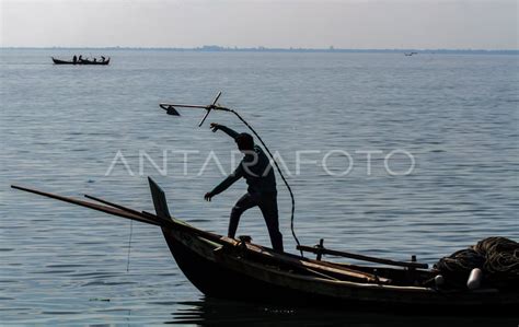 Nelayan Tradisional Terdampak Pencemaran Solar Di Laut Antara Foto