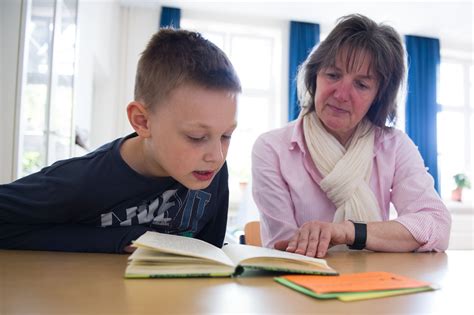 Wer Hilft Kindern Beim Lesenlernen