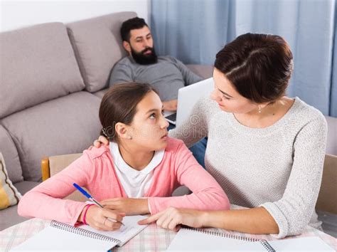 Madre Ayudando A Su Hija Con Los Deberes Imagen De Archivo Imagen De